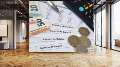 Bulletins de salaire avec des euros et une calculatrice Wall mural