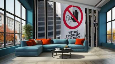 construction site sign, prohibition of entry to non-workers, written in Italian with the unified symbol, with 