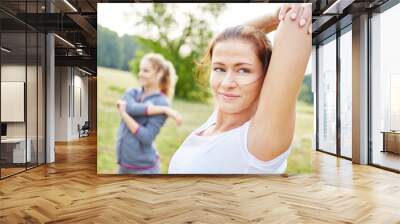 Frau bei einer Stretching Übung Wall mural