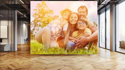 Glückliche Familie im Sommer mit zwei Kindern im Garten Wall mural