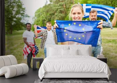 Stolze junge Frau mit EU Flagge im Park Wall mural