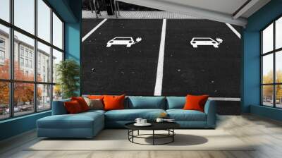 Zwei Parkplätze für Elektroautos in Schwarz weiss Wall mural