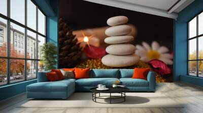 meditazione zen terapia con pietre luci di candela atmosfera e fiori su sfondo nero Wall mural