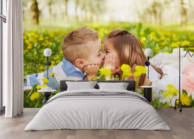 girl kissing a boy Wall mural