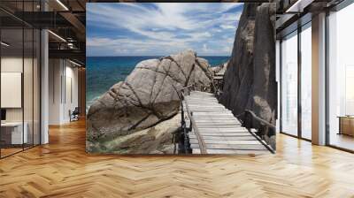 Holzsteg mit Felsen und Meer auf thailändischer Insel Wall mural