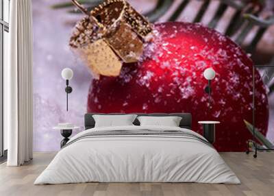 rote Christbaumkugeln im Schnee Wall mural