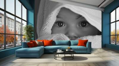 Eltern Baby: Baby Peekaboo Under Towel Admiring the Ceiling with Innocent Eyes Wall mural