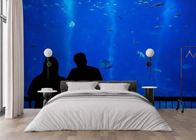 silhouette couple in front of an aquarium  Wall mural