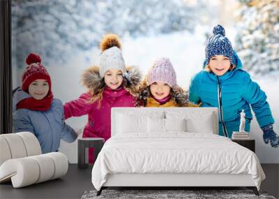 Kinder spielen im Schnee  Wall mural