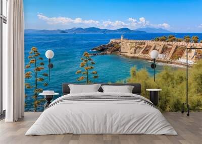 Blick auf die Terrasse Giovanni Bovio und den Leuchtturm von Rocchetta in Piombino, Toskana, Italien, im Hintergrund Insel Elba Wall mural