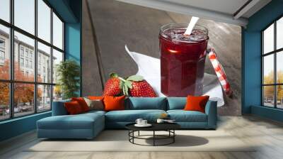 pot de confiture de fraise sur table en bois Wall mural