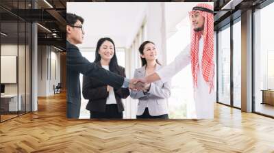 Arab businessmen relationship with American businessmen Confirm of a partnership as well.Arab Business concept,Handshake. Wall mural