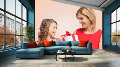 smiling mother and daughter with gift box Wall mural