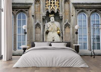 Statue of Henry VIII at the gate of Trinity College, Cambridge, England Wall mural