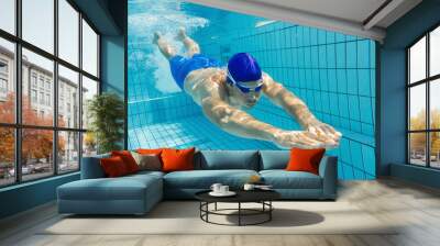 Schwimmer gleitet nach Startsprung unter Wasser Wall mural