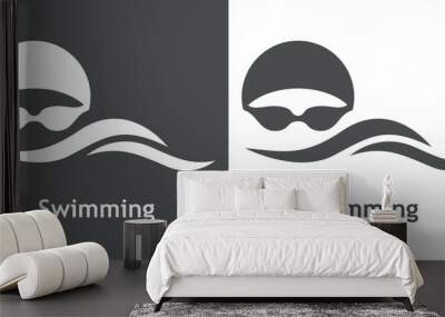 Logo con texto Swimming. Icono plano con silueta de cabeza de nadador con sombrero de natación y gafas protectoras con olas en fondo gris y fondo blanco Wall mural