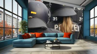 Polizeiaufgebot in schwarzer Uniform und mit schwarzen Helmen	 Wall mural