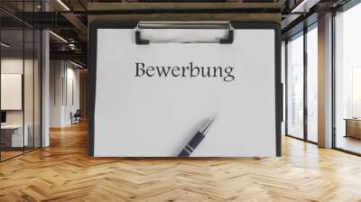 Deckblatt einer Bewerbung auf Klemmbrett mit Stift vor Holz 1 Wall mural