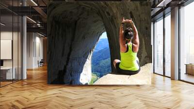 chica joven rubia feliz haciendo yoga dentro de una cueva país vasco oñate aitzulo 4M0A1888-as20 Wall mural