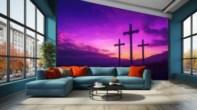 Três cruzes sombrias com um pôr do sol de tirar o fôlego em roxo. Deus criador, Senhor. Deus, ideia. Três cruzes representam a crucificação de Jesus Cristo ao amanhecer. Catolicismo e criatividade na Wall mural