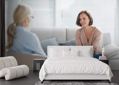 woman talking to therapist Wall mural