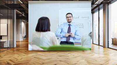 英会話教室で英語を教える男性講師 Wall mural