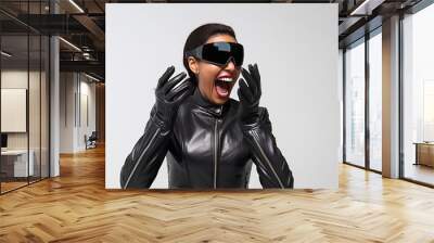 Frau Gesicht mit modischer futuristischer Cyberspace Brille in schwarzen Lack Outfit lacht Nahaufnahme, ai generativ Wall mural