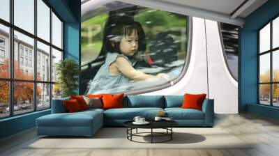 車のカギをかける女の子 Wall mural