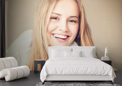 teen girl smiling Wall mural