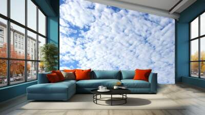 Schäfchenwolken vor blauen Himmel - Textur und Hintergrund Wall mural