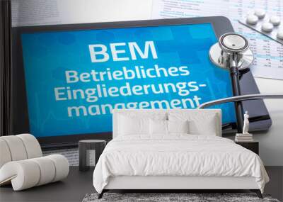 Ein Tablet mit dem Text BEM Betriebliches Eingliederungsmanagement Wall mural